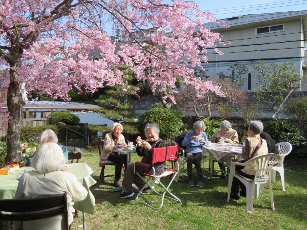 お庭でティータイム